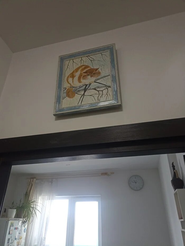 Обычная кухня с магнитиками на холодильнике