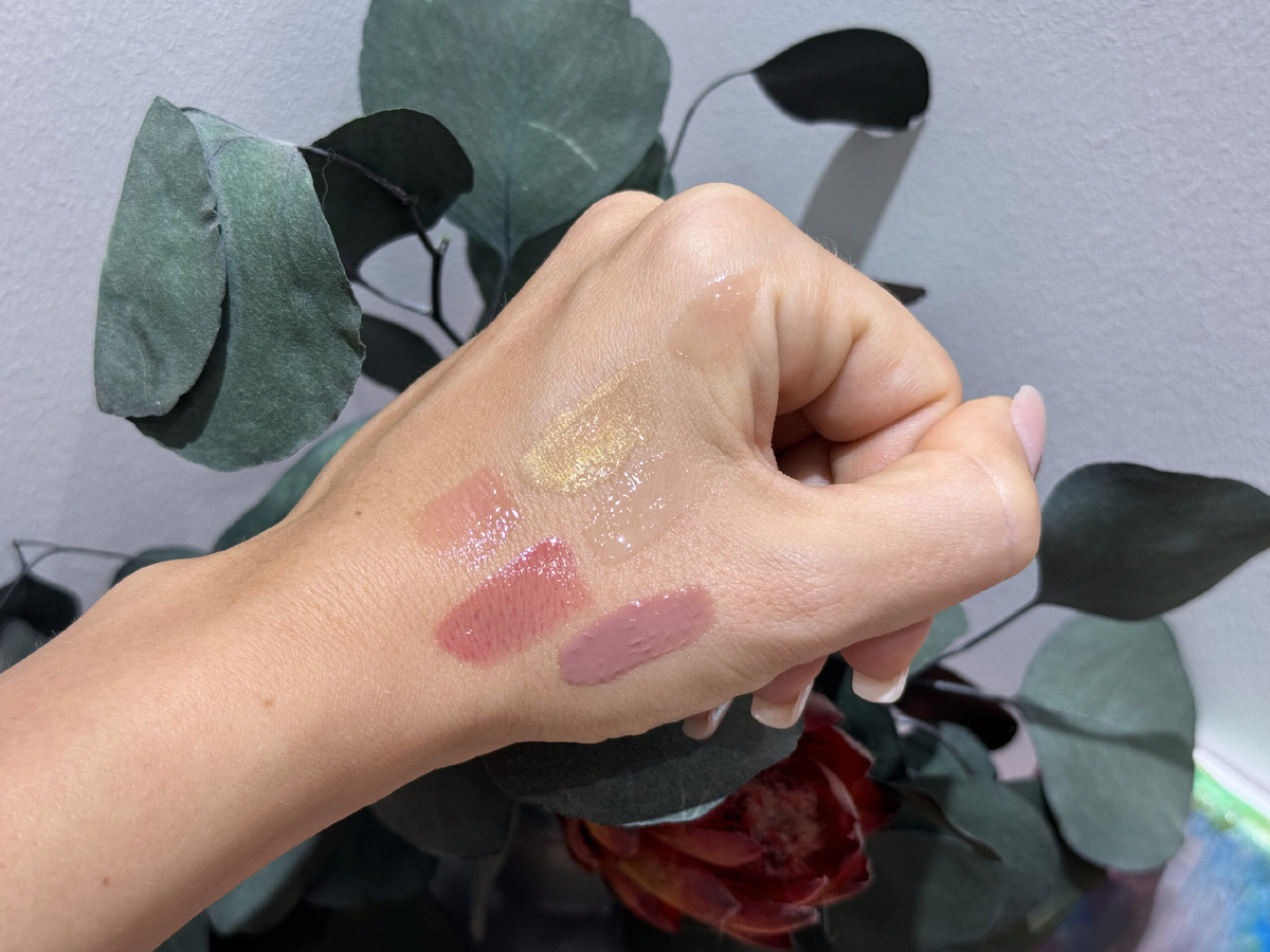 Самые популярный вид плампера - блеск с разными финишами и оттенками