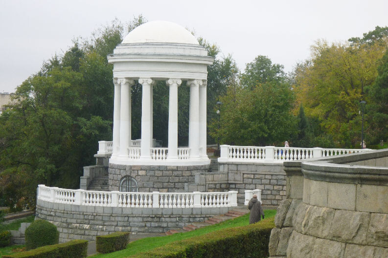    Ротонда на набережной Волгограда (фото: Как сообщает ГБУ «ВОНПЦ по охране памятников»,)