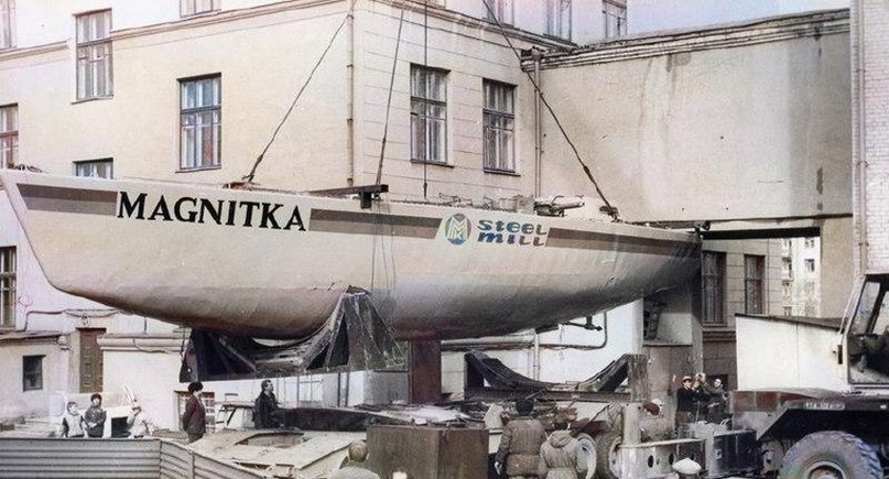 Яхта "Магнитка" во дворе МГМИ