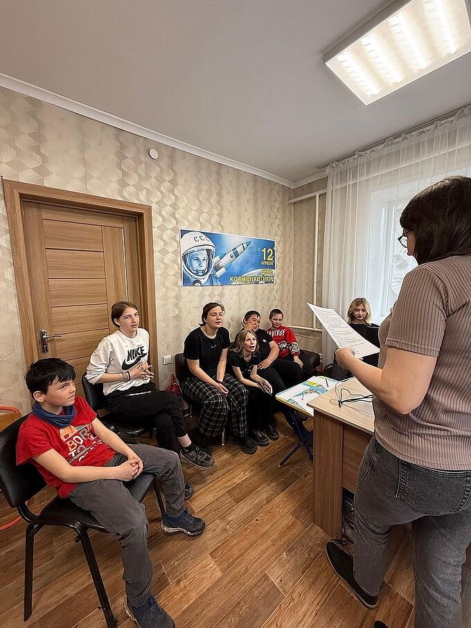 Подростки слушают Заречневу Ларису Павловну