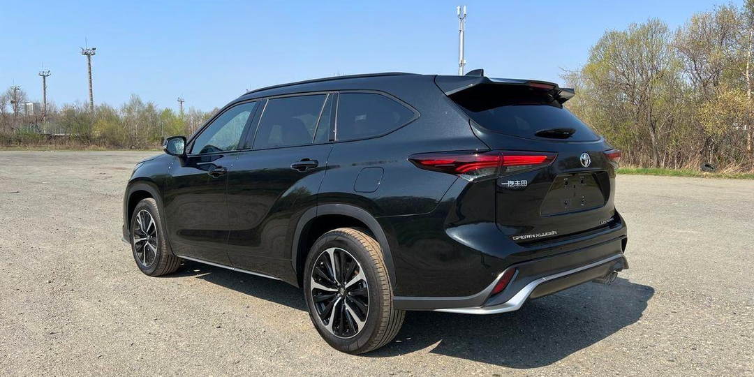 В России начали продавать новые кроссоверы Toyota Crown Kluger. Сколько они стоят?