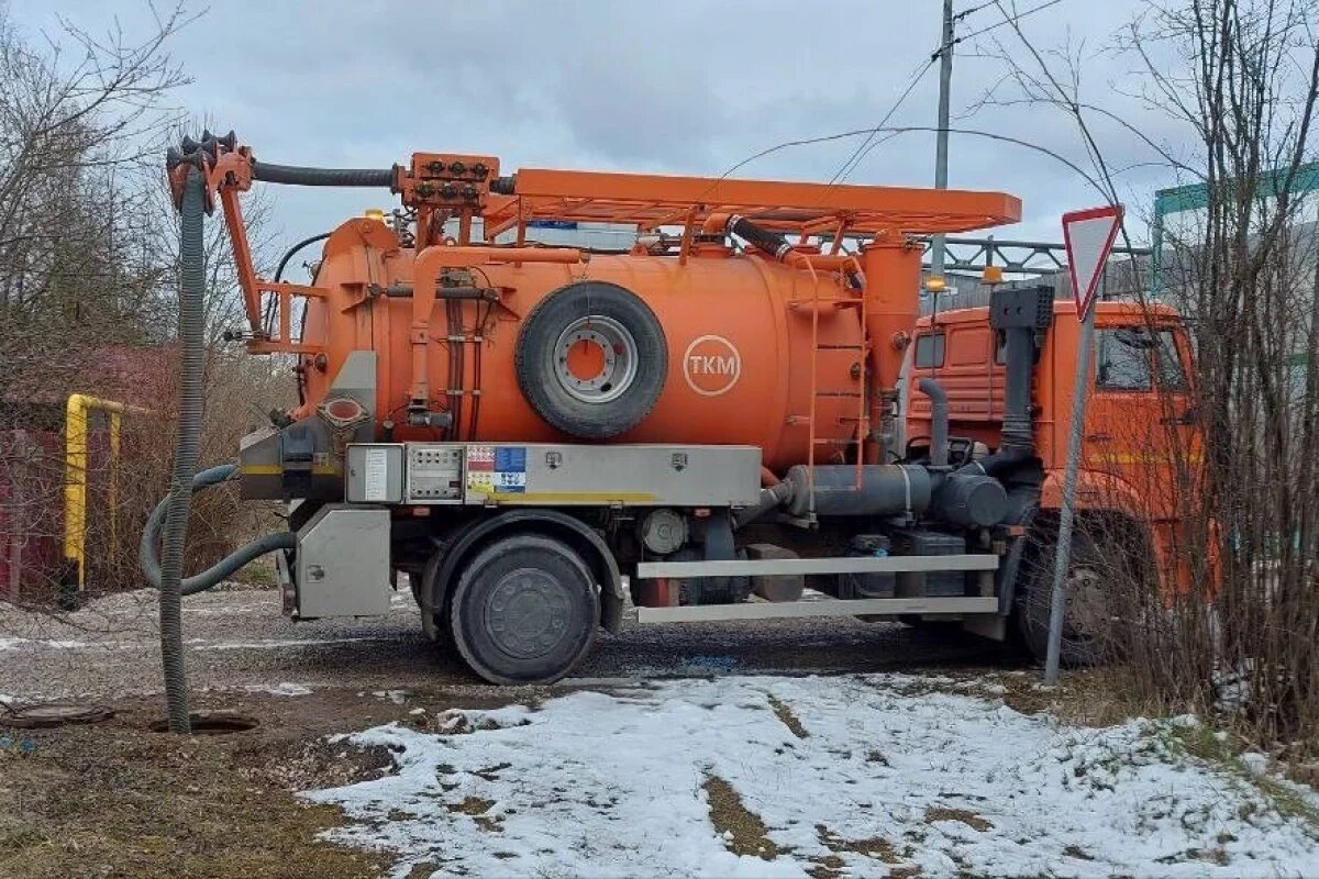    Борис Елкин рассказал о прорыве канализации у школы №16 в Пскове