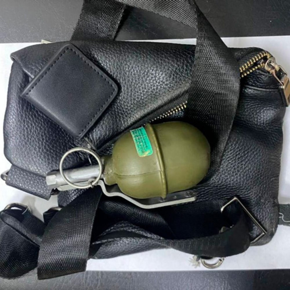 
Преступление было совершено в июне 2023 года. Житель Усть-Кута при помощи угроз и насилия посадил в свой автомобиль 20-летнюю девушку и вывез на берег реки. Там, используя пистолет и гранату, преступник принуждал жертву покончить с собой, но в итоге привез ее в свою квартиру и запер.