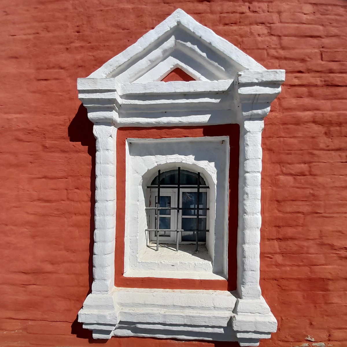 Интересный факт: на данный момент в Русской православной церкви (РПЦ) 957 монастырей, 580 из которых находится в России, при этом женских монастырей на 37 больше, чем мужских - со слов Патриарх Московского и всея Руси Кирилла.