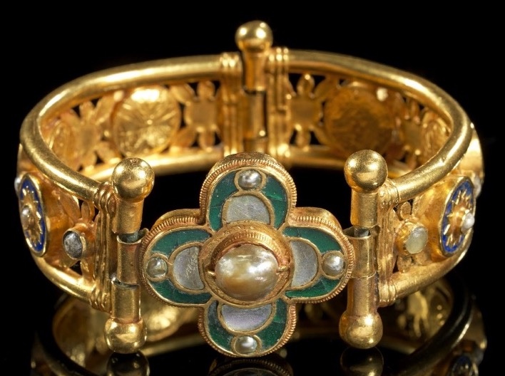 Илл. 1. Браслет, Византия, 5-7 вв.Золото, стекло, ляпис-лазурь, жемчуг.
