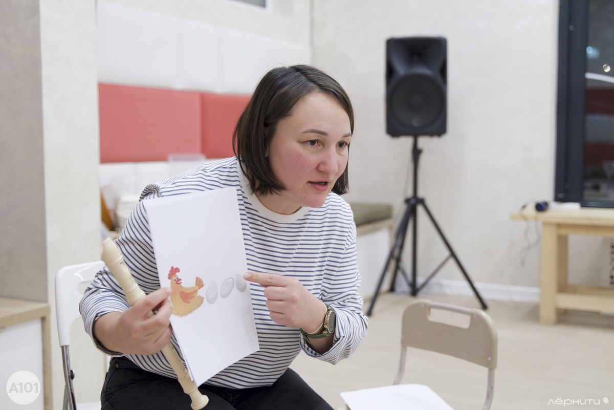 Анна Мальцева на занятиях «Домашнего оркестра» 