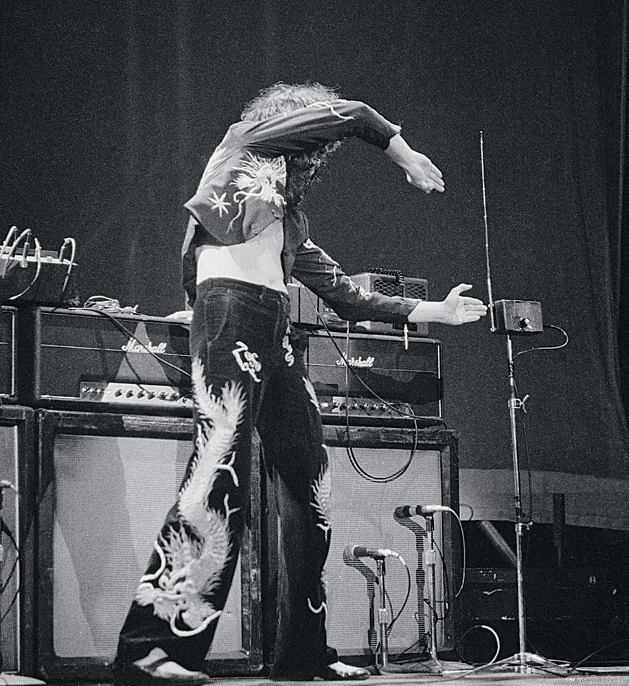 Джимми Пейдж играет на терменвокс