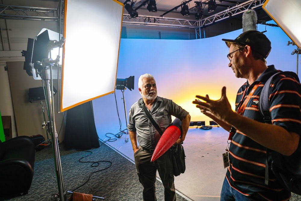 Сал Родригес с носовой частью ракеты, на которую нанесен узор из углублений