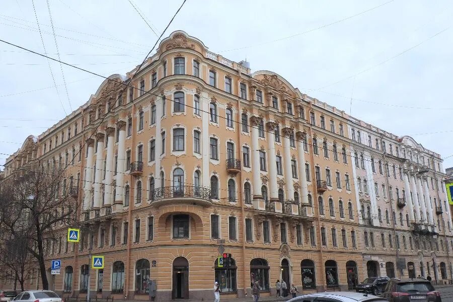 Как отмечают искусствоведы, архитектор Сергей Серафимов продемонстрировал замечательное чувство меры: благодаря умело расставленным композиционным и декоративным акцентам богатый лепной наряд не выглядит излишне пышным./ФОТО Сергея ГРИЦКОВА