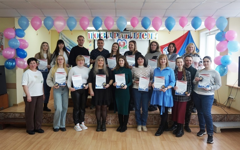 Молодые сотрудники ПРЗ, получившие памятные медали от предприятия, и начальник Балахнинского отделения загс Е.Е. Снашнина (на фото - слева).