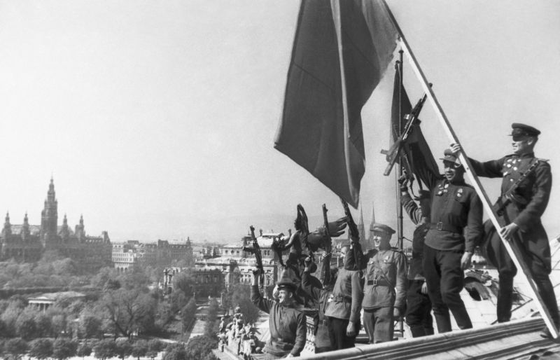 Бойцы и командиры Красной Армии со знаменем на крыше здания посля взятия Вены