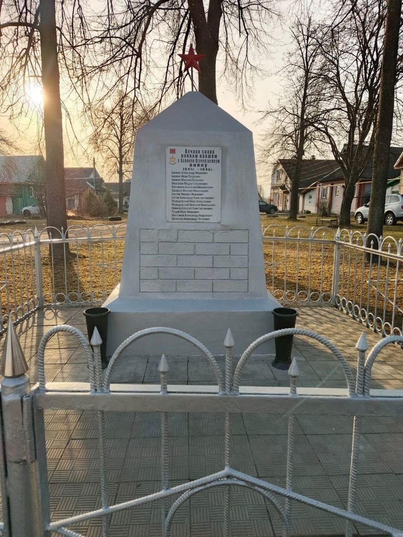 Памятник в п. М. Козино после ремонта.