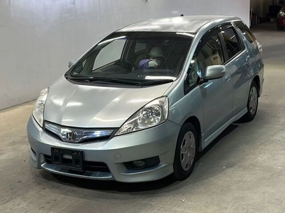    Honda Fit Shuttle Hybrid вид спереди