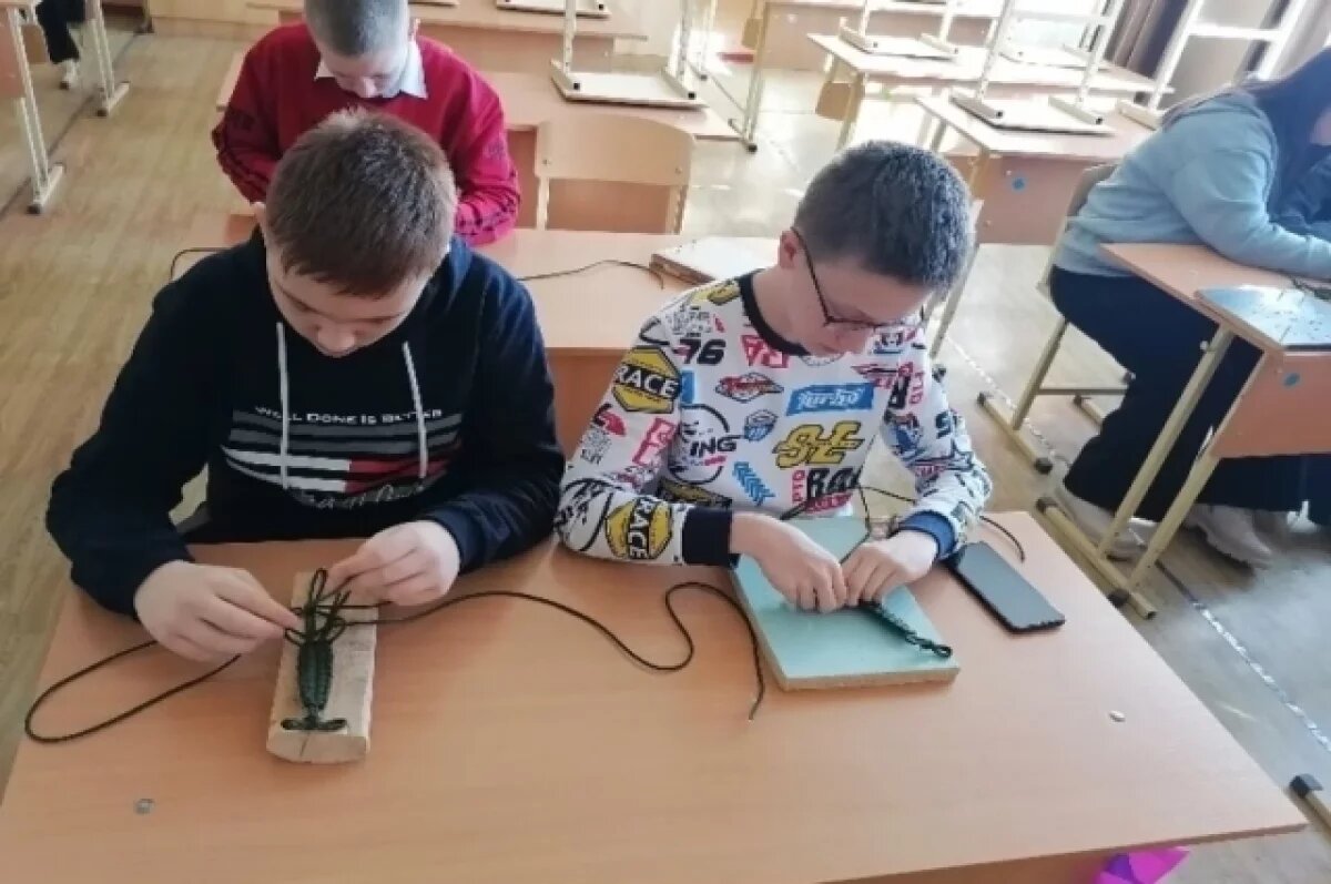    Астраханские школьники передали на фронт обереги, сплетенные своими руками