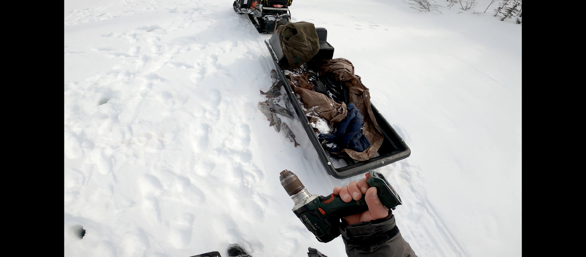 Переломило у рукоятки к двигателю.