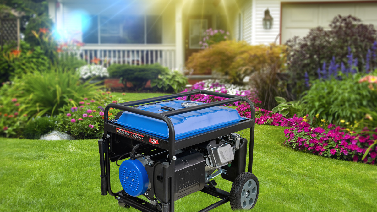 Дачный домик с клумбами и газоном