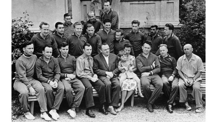  Первый отряд советских космонавтов во время отдыха в Сочи. 1961 год. Григорий Нелюбов - второй ряд, третий справа / Фото: РИА Новости