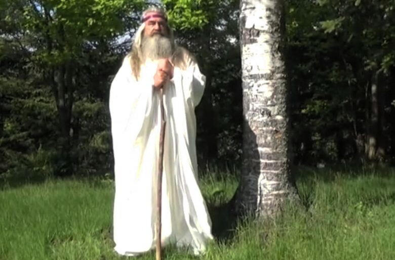 По словам Леонида, ему более 100 лет