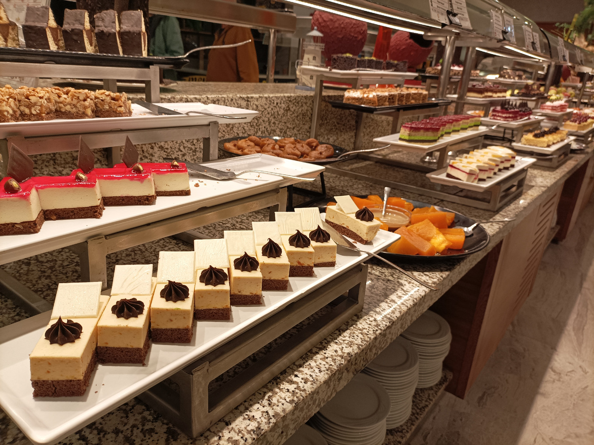 Сладкий стол на обеде. Фото автора