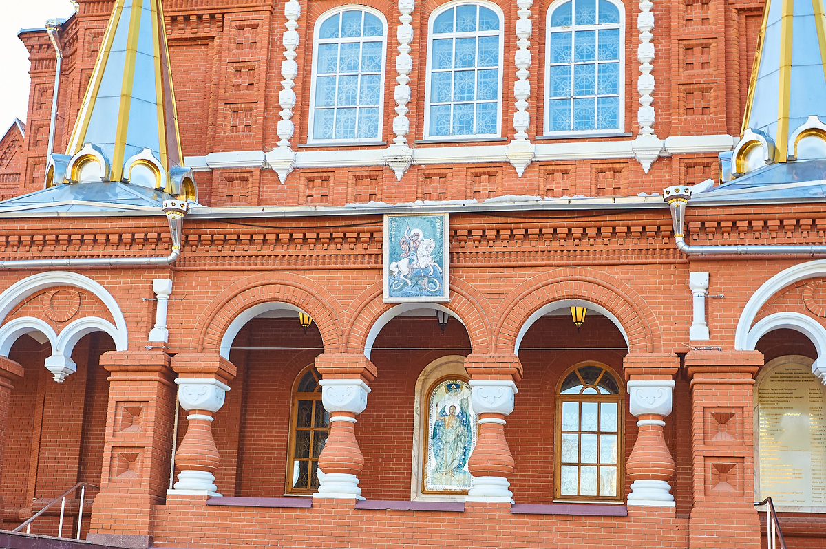 Декоративные элементы фасада Собора. Фото автора © Ю.А. Карачев 2025 год,                       
 Сайты  ykarachev.ru Фото и Жизнь приобрести фото можно на https://lori.ru/Karachev