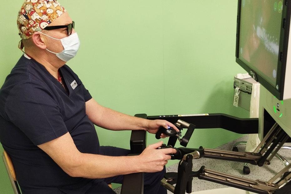 Юрий Козлов, главврач Иркутской ОДКБ, похож на игрока в компьютерную стрелялку. Но именно так выглядит хирург, выполняющий робот-ассистированную эндоскопическую операцию. Фото Алексея Каменского
