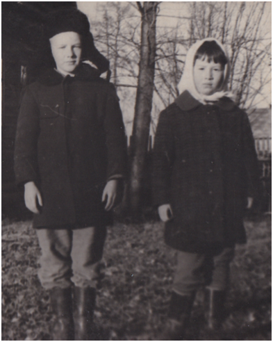 Мы с братом, а позади церковь, её не видно.