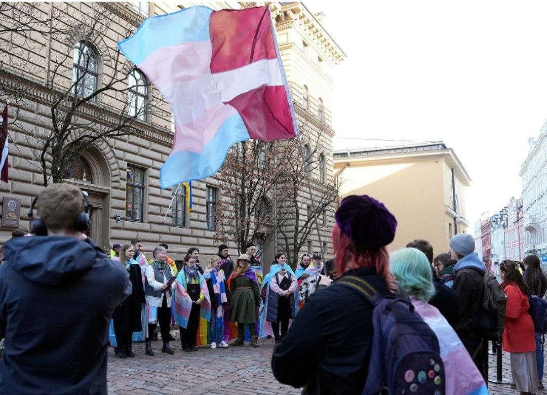 Полотнище на акции протеста трансгендеров в Риге © соцсети