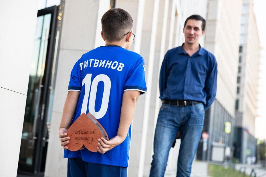 Семилетний Арсений Литвинов во время первой встречи со своим донором Максимом Исаковым подарил ему шкатулку, внутри которой лежало написанное мальчиком письмо с благодарностью. Фото Евгении Жулановой
