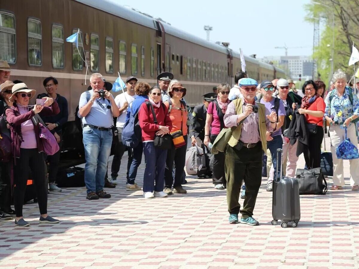    Туристы из стран Европы на вокзале в Бишкеке, Киргизия© Фото : Киргизские железные дороги