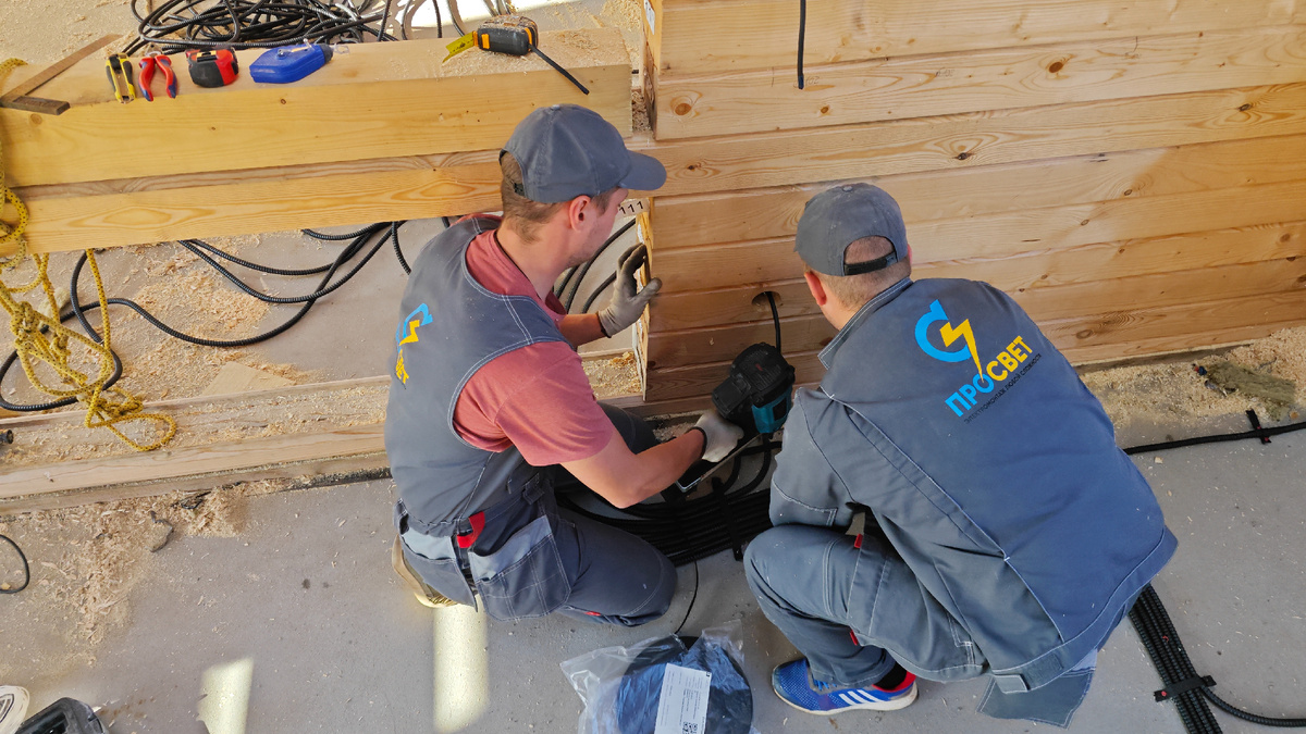 Скрытый электромонтаж в деревянном доме - прокладывание кабеля в металлорукаве по полу