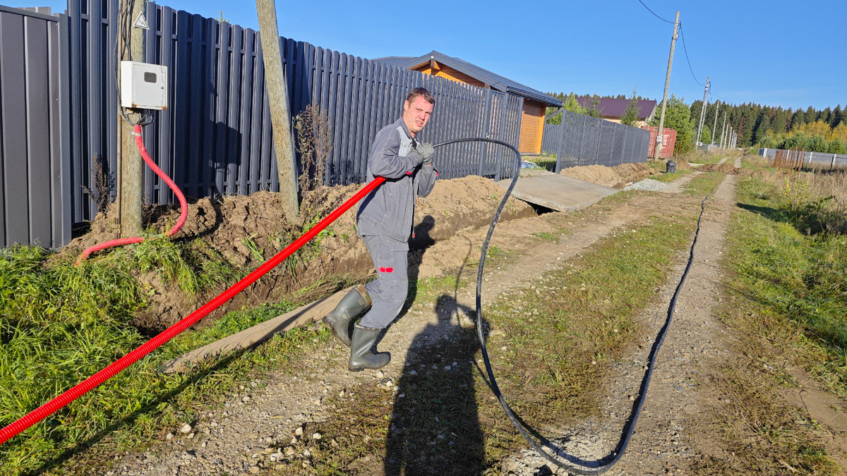 Затяжка вводного кабеля в гофру для последующей прокладки в траншею