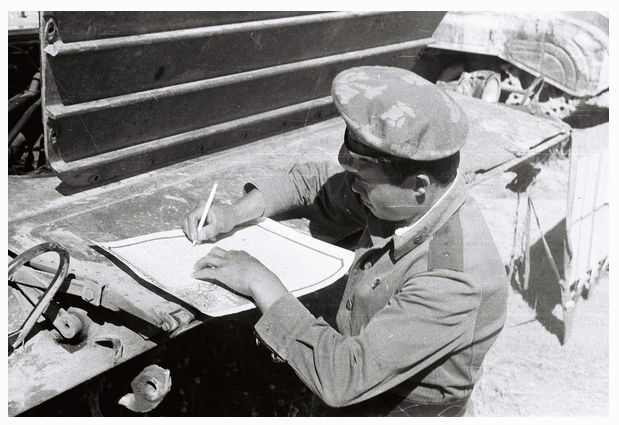 Балуев, чет пишет на морде БМП. Это ему кинули в трубу буржуйки предупредительную)) Ф-1 без запала утырки со ВО.