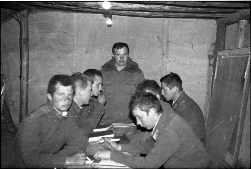 Секретари комсомола подразделений на собрании в землянке.