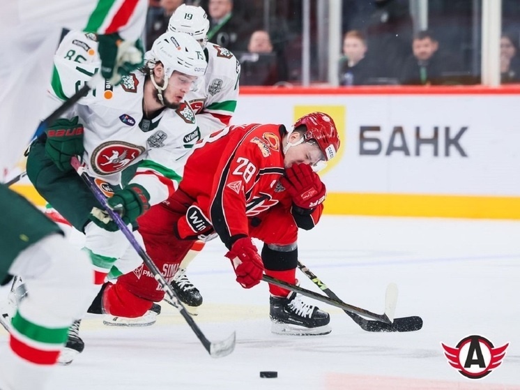     Алексей Бывальцев (№ 28) только что получил по лицу клюшкой, но для хоккеиста "Ак Барса" наказания не последовало / фото: пресс-служба ХК "Автомобилист"