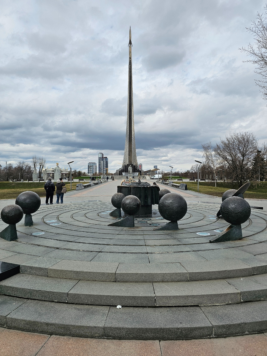 Аллея космонавтов и памятник Покорителям Космоса