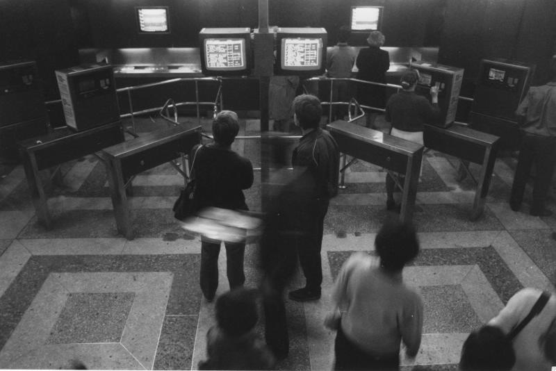 Столовая завода «ВЭФ». Турникеты. Всеволод Тарасевич, 1986 год, Латвийская ССР, г. Рига, МАММ/МДФ.

