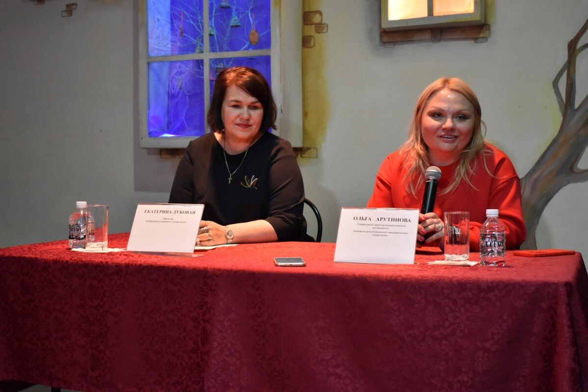    Директор Хабаровского театра кукол Екатерина Дубовая (слева) и директор Донецкого театра кукол Ольга Арутинова.