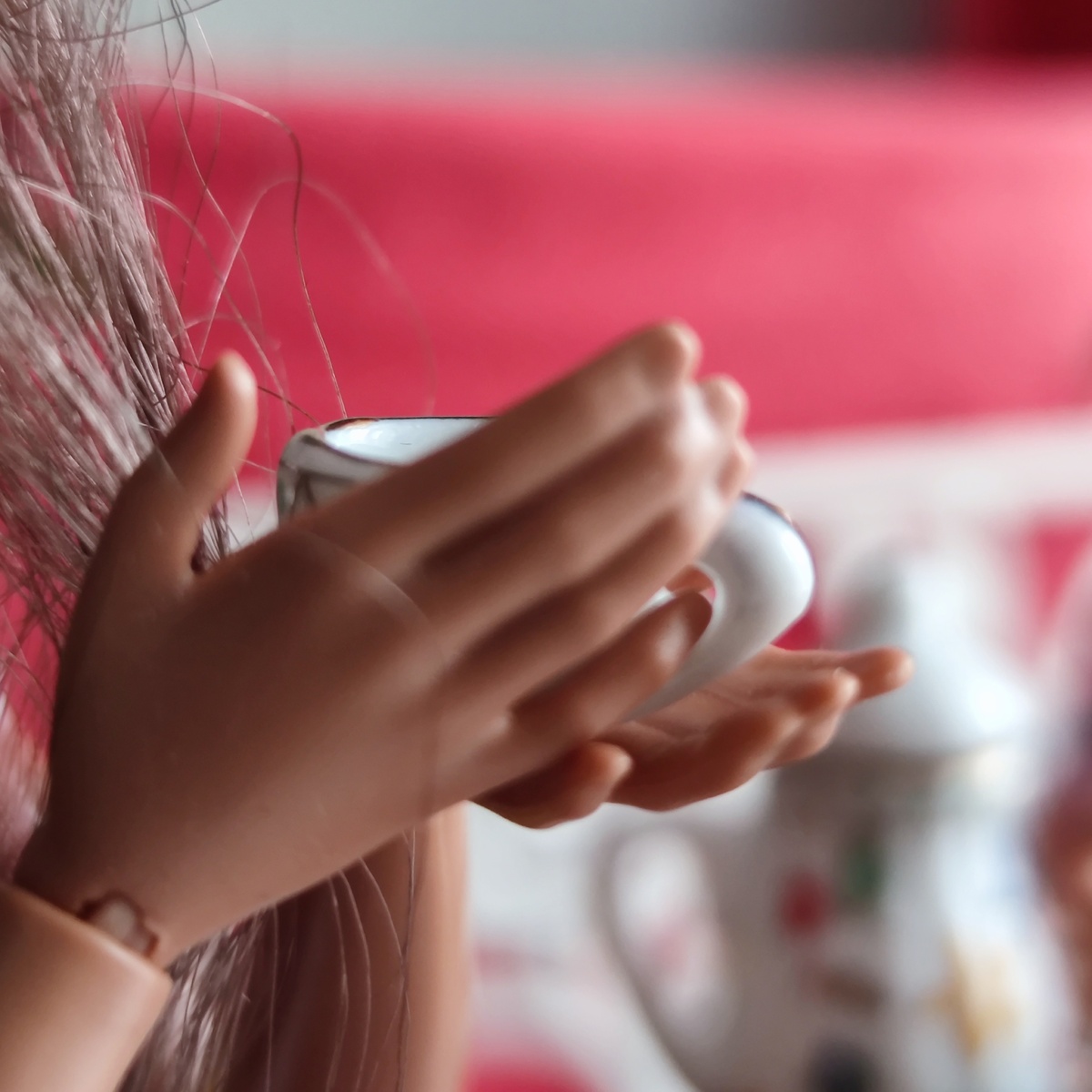 Размер кружки относительно рук Barbie