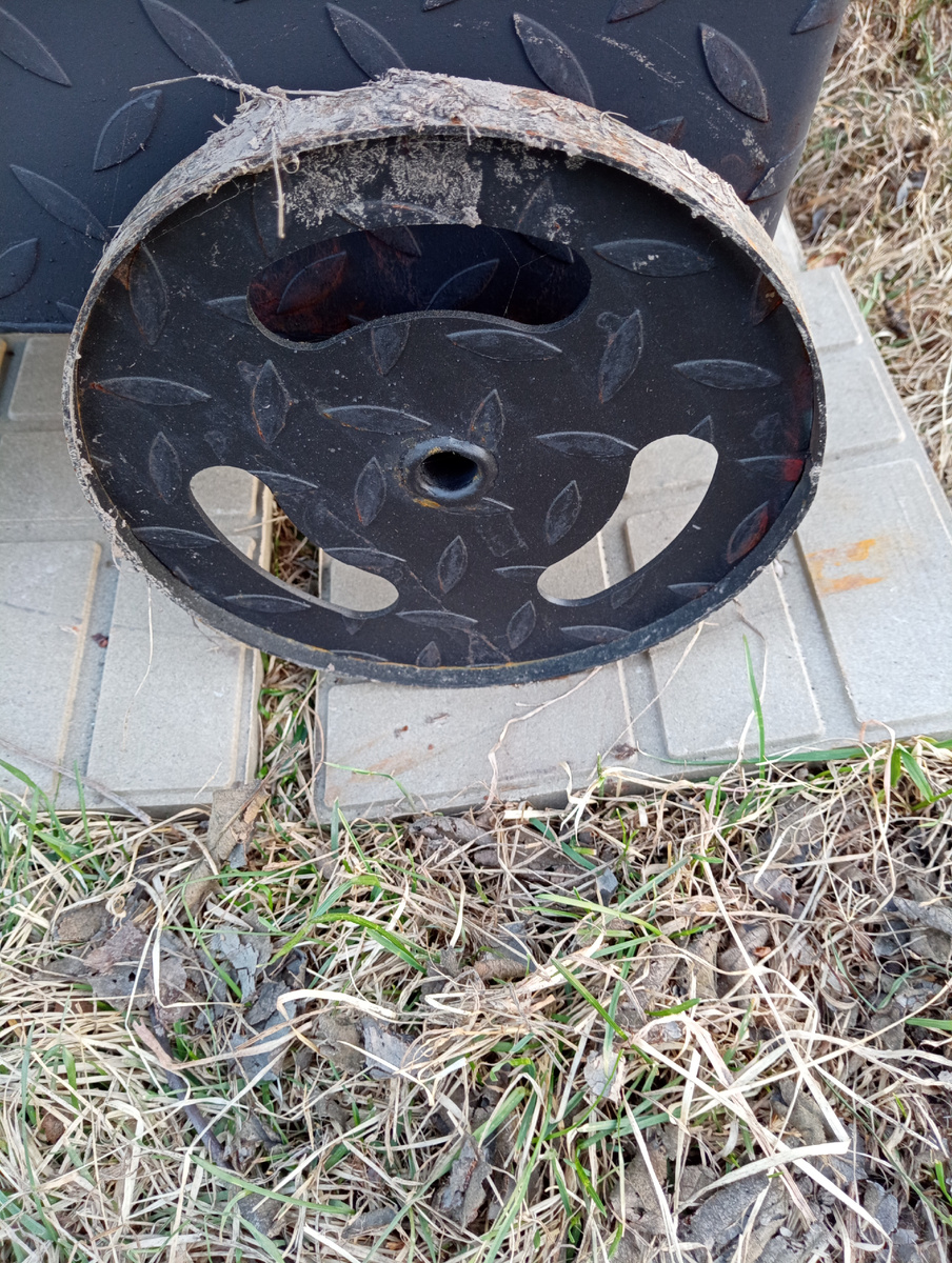 Большие железные колёса позволяют с лёгкостью перемешать печь даже по мягкому грунту.