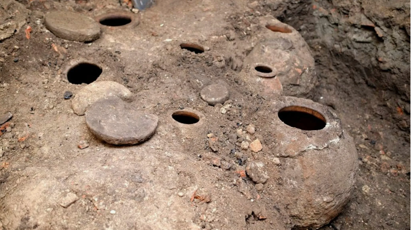 Ферментация вина под землей в глиняных сосудах