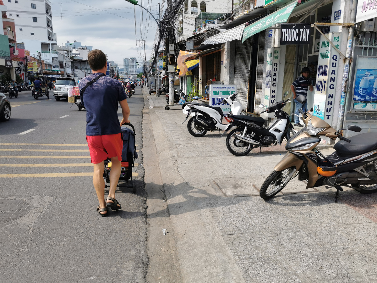 Идём в обход тротуаров (((