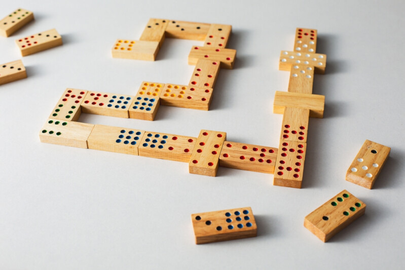 Принцип домино: эксперт назвал топ настольных игр, которые помогут мозгу не стареть