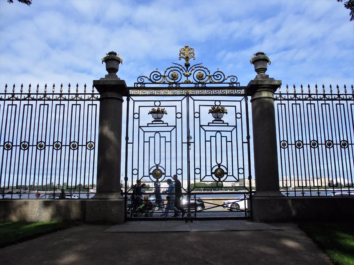 Вот она эта ограда, которой  восхищалась в своих стихах  Ахматова. фото мое