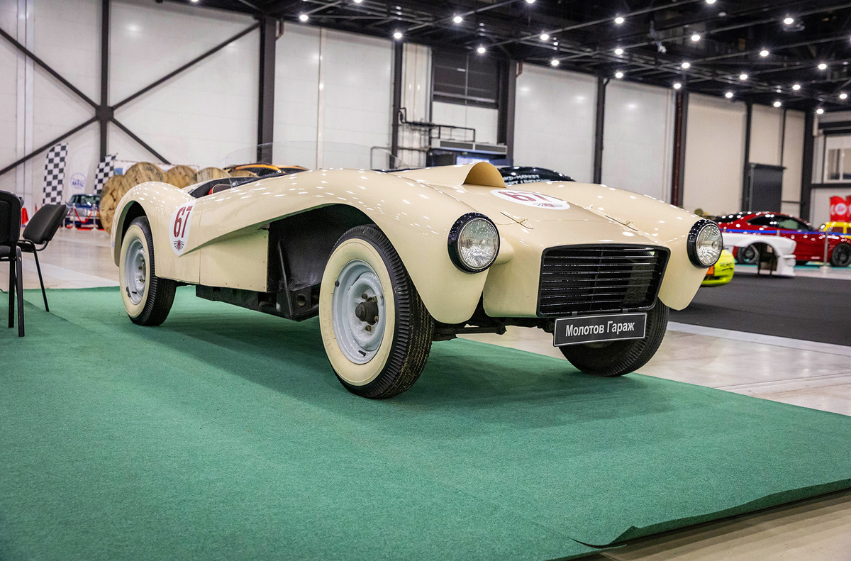    Автомобильный Реставрационный Центр «Молотов Гараж» привёз на «Олдтаймер-Галерею» ЗИЛ-112 «Спорт» - спортивный советский автомобиль Завода имени Лихачева. ЗИЛ-112С представлял собой стеклопластиковый кузов на пространственной трубчатой раме с 6-литровым двигателем ЗИЛ-111 мощностью 240 л.с. Он развивал скорость в 230 км/ч, а заявленная максималка была ещё выше.   
Светлана Парфенова