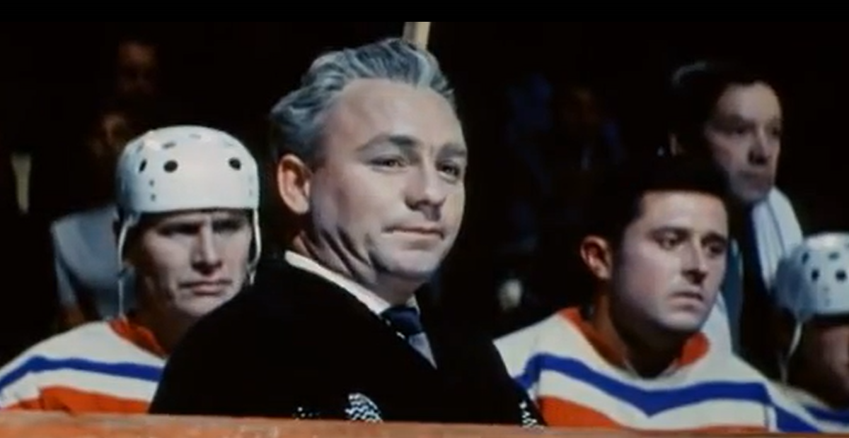 Кадр из к/ф "Хоккеисты". Николай Рыбников в роли старшего тренера команды