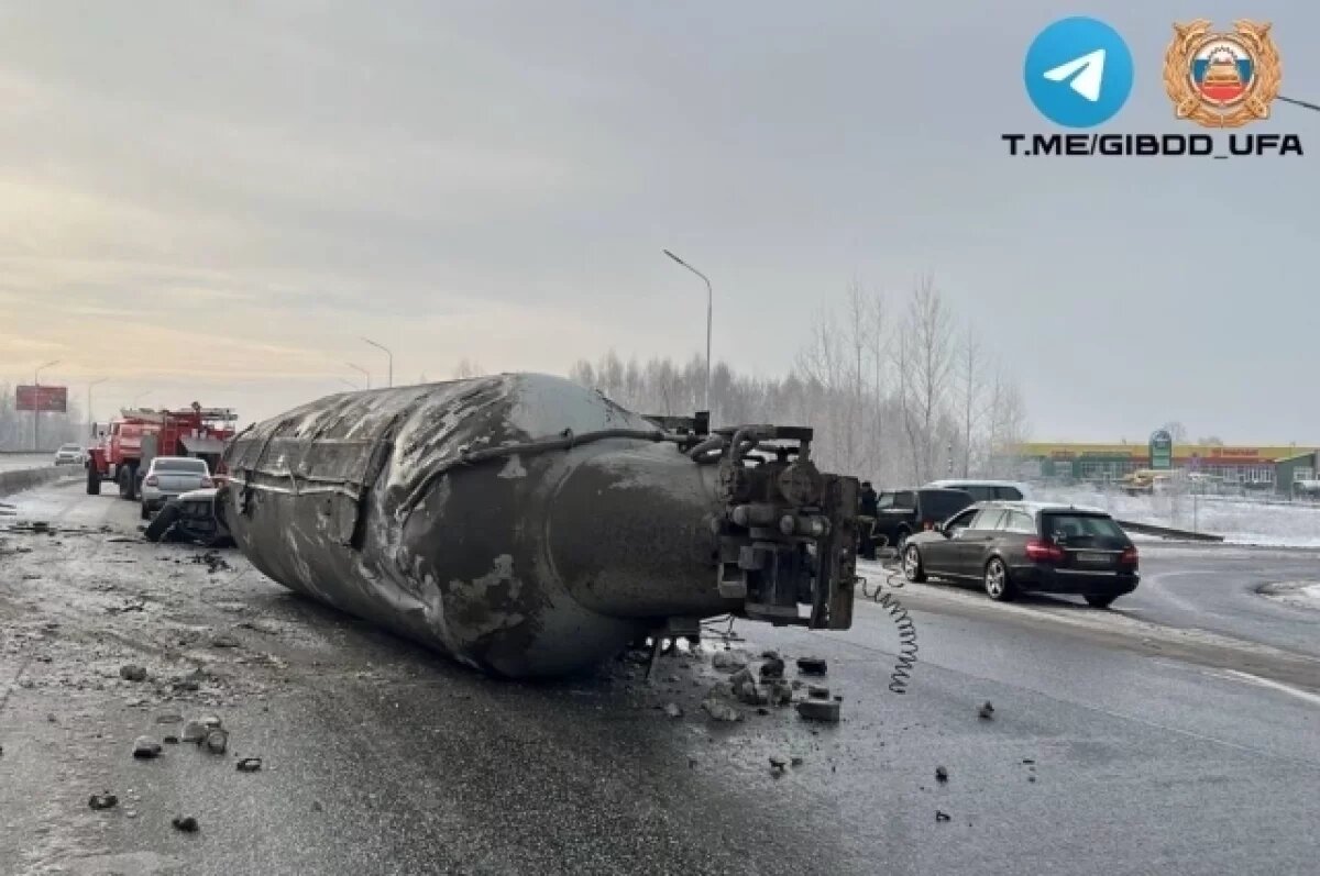    В Уфе цементовоз опрокинулся на Range Rover, в котором были дети