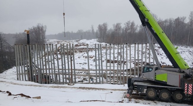 Работы по погружению свай на обьекте. 