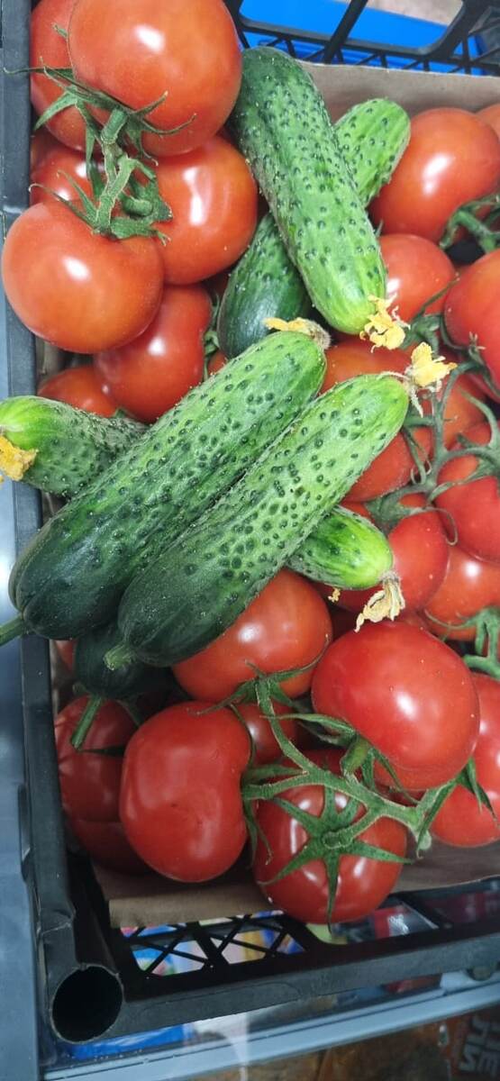 На пару дней хватит завезенных овощей и фруктов 