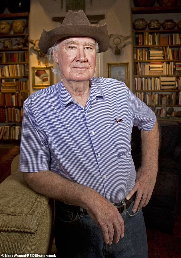 Форрест Фенн (на фото) спрятал в горах Санта-Фе сундук с сокровищами, полный золота и драгоценностей, оставив загадочное стихотворение для тех, кто охотится за сокровищами.